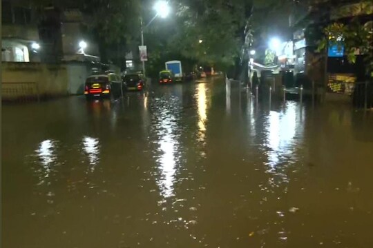मुंबईत रात्रभर मुसळधार पाऊस; या भागात रस्ते तुंबल्याने वाहतुकीवर परिणाम