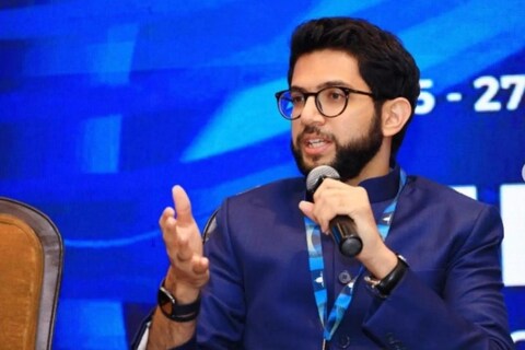 आदित्य ठाकरे अद्याप ही आम्हाला गद्दार म्हणत असतील तर त्यांनी उद्धव ठाकरेंची भाषा शिकावी संजय राऊतांची भाषा शिकू नये, असा सल्ला आदित्य ठाकरे यांना केसरकरांनी दिला. 