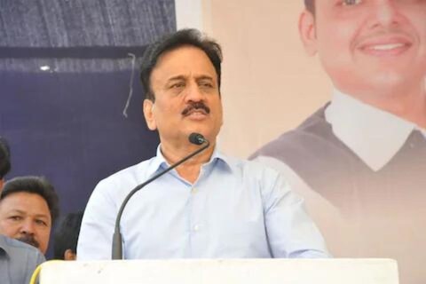 काँग्रेस राष्ट्रवादीचे अनेक मोठे नेते आपल्या संपर्कात आहेत, असा दावा गिरीश महाजन यांनी केला आहे. महाजन म्हणाले, की मी नावं सांगू शकत नाही. मात्र, मोठ्या प्रमाणात काँग्रेस राष्ट्रवादीचे नेते आता संपर्कात आहेत