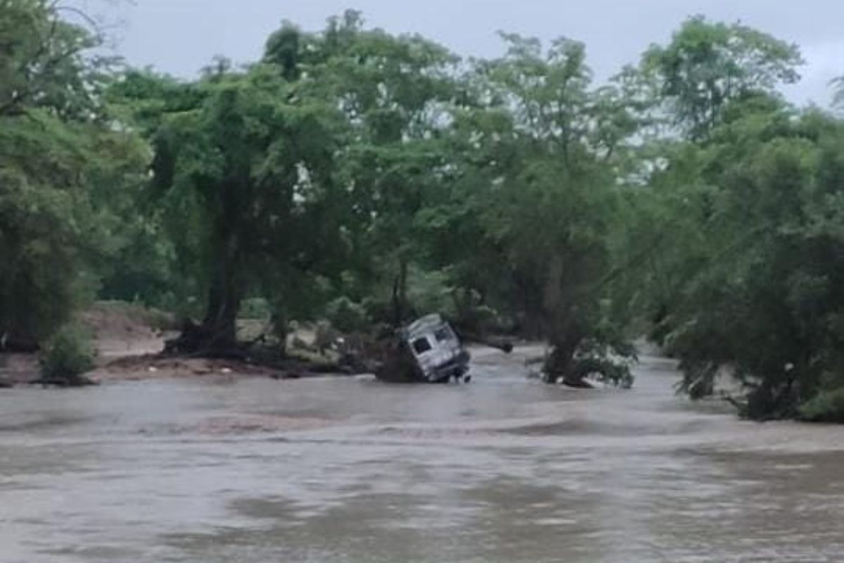 गडचिरोली : चालकाचा निर्णय चुकला आणि 6 प्रवाशांसह पाण्यात वाहून गेला ट्रक; तिघांचे मृतदेह सापडले