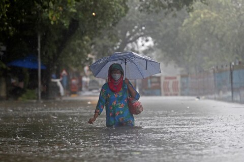 गेल्या काही दिवसांपासून सुरू असलेल्या पावसामुळे अनेक भागात दरड कोसळल्याने पावसाळ्याचा आनंद लुटण्यासाठी पर्यटकांनी डोंगरमाथ्यावर जाणे टाळावे, असं आवाहन प्रशासनाने यापूर्वीच केलं आहे