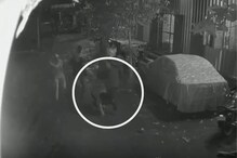 मालेगावात टोळक्याचा 2 तरुणांवर तलवारीने जीवघेणा हल्ला; घटना CCTVमध्ये कैद, VIDEO मालेगावात टोळक्याचा 2 तरुणांवर तलवारीने जीवघेणा हल्ला; घटना CCTVमध्ये कैद, VIDEO