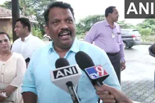 गोव्यातील काँग्रेस आमदारांचं बंड थंडावलं? एका बैठकीत असं नेमकं काय ठरलं?