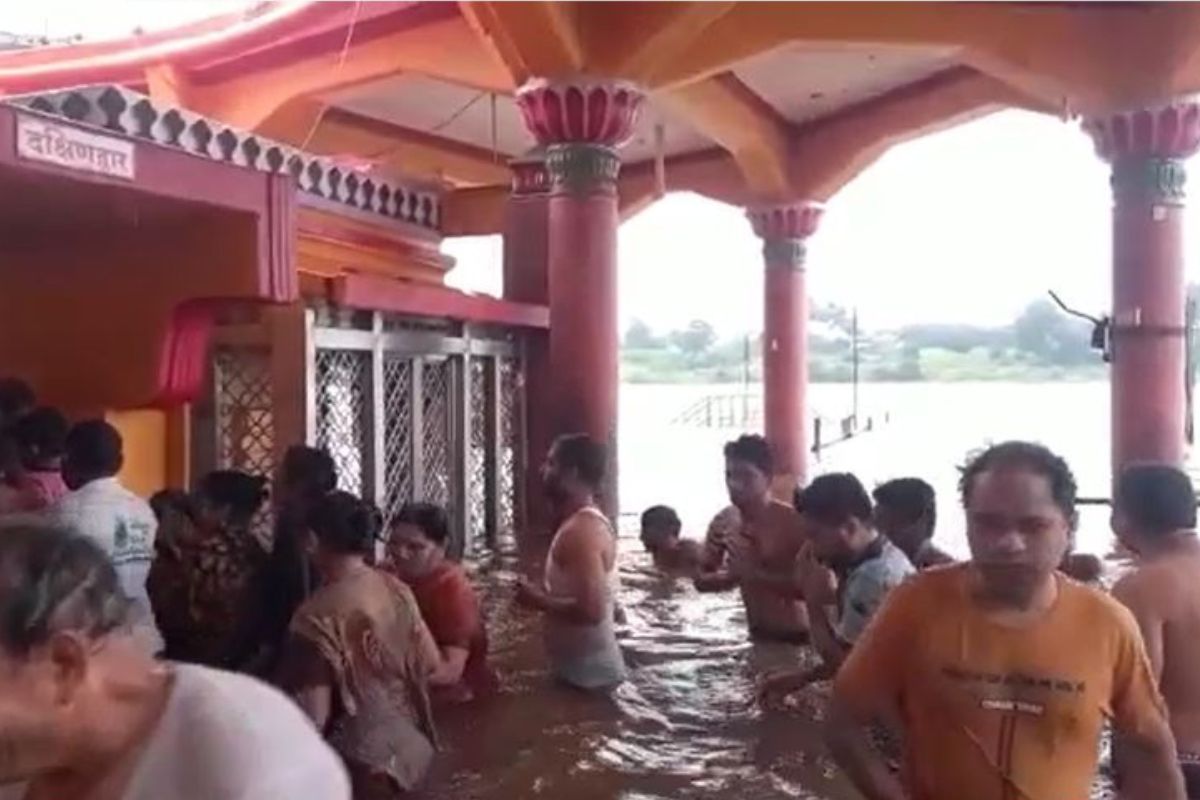 VIDEO: नृसिंहवाडीत दक्षिणद्वार सोहळा; पुराचं पाणी मंदिरात येताच भाविकांनी लुटला स्नानाचा आनंद, का आहे महत्त्व?