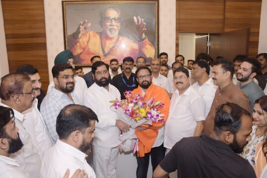 ठाकरे-शिंदे संघर्ष! ठाकरेंनी हकालपट्टी केलेल्यांना शिंदेंकडून पुन्हा पदं; पुर्ननियुक्त्या करत दिले महत्त्वाचे आदेश