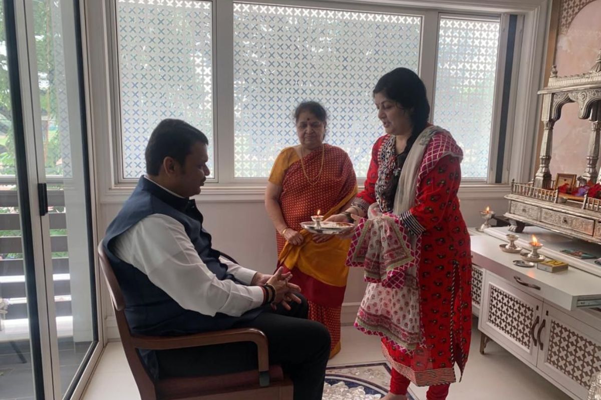 VIDEO: दीड तास फडणवीस-राज ठाकरेंमध्ये काय चर्चा झाली? भेटीनंतर फडणवीस सिद्धिविनायकाच्या दर्शनाला