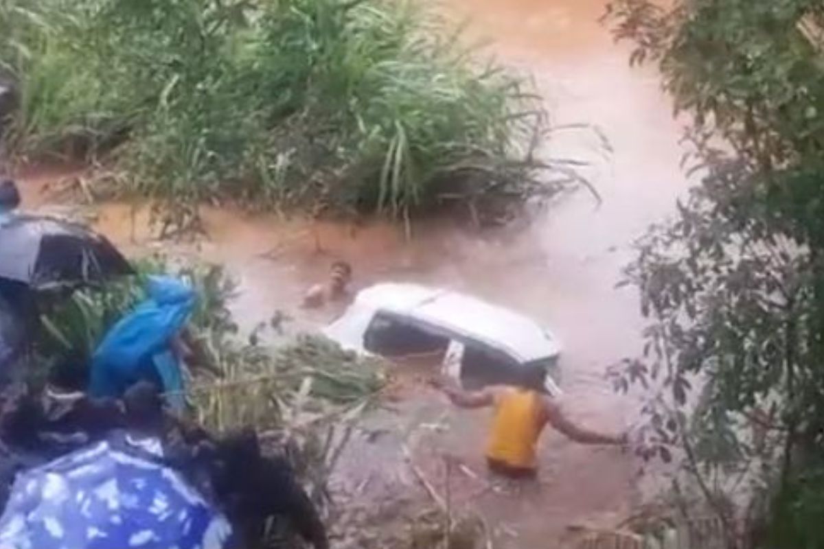 दुचाकीस्वाराला वाचवण्याचा नादात दाम्प्त्यासह नदीत कोसळली कार; कोल्हापुरातील घटनेचा VIDEO
