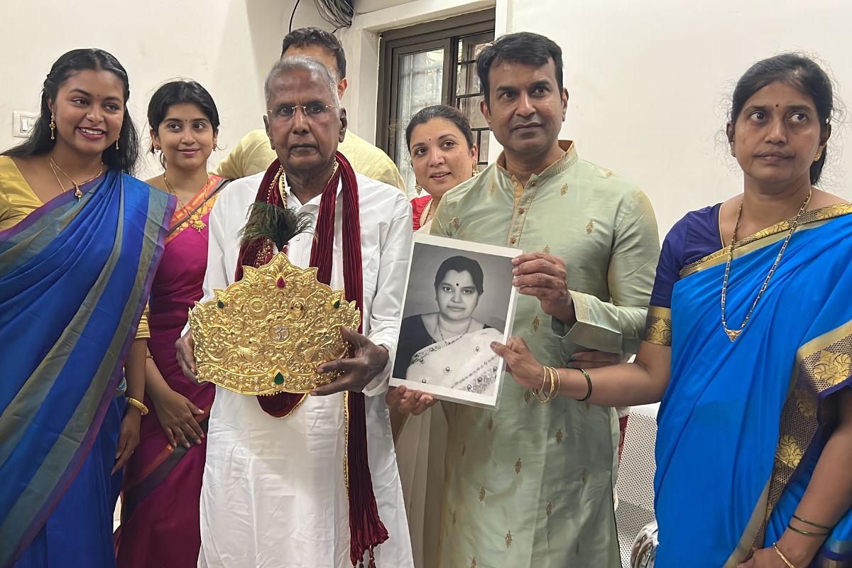 पत्नीची शेवटची इच्छा केली पूर्ण; 80 वर्षीय डॉक्टरने साईबाबांना चढवला 40 लाखांचा सोन्याचा मुकूट