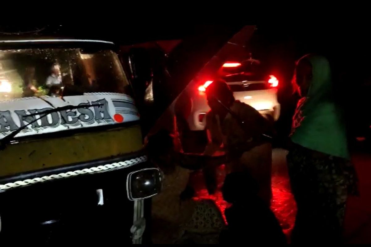 आरोग्य केंद्रातील डॉक्टर आणि कर्मचारीच गायब; महिलेची भरपावसात रस्त्यावरच प्रसूती, जालन्यातील धक्कादायक घटनेचा VIDEO