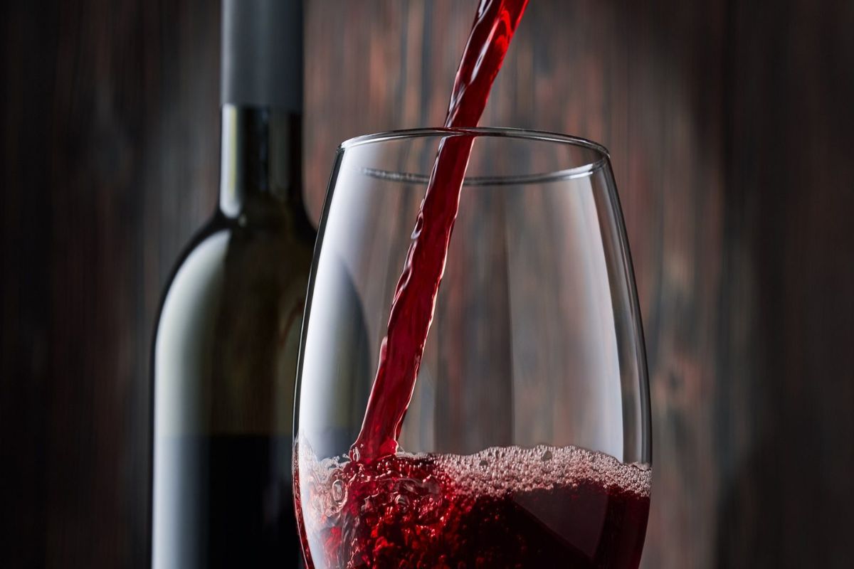 YouTube पाहून अल्पवयीन मुलाने बनवली वाईन; प्यायल्यानंतर मित्राची झाली भयंकर अवस्था