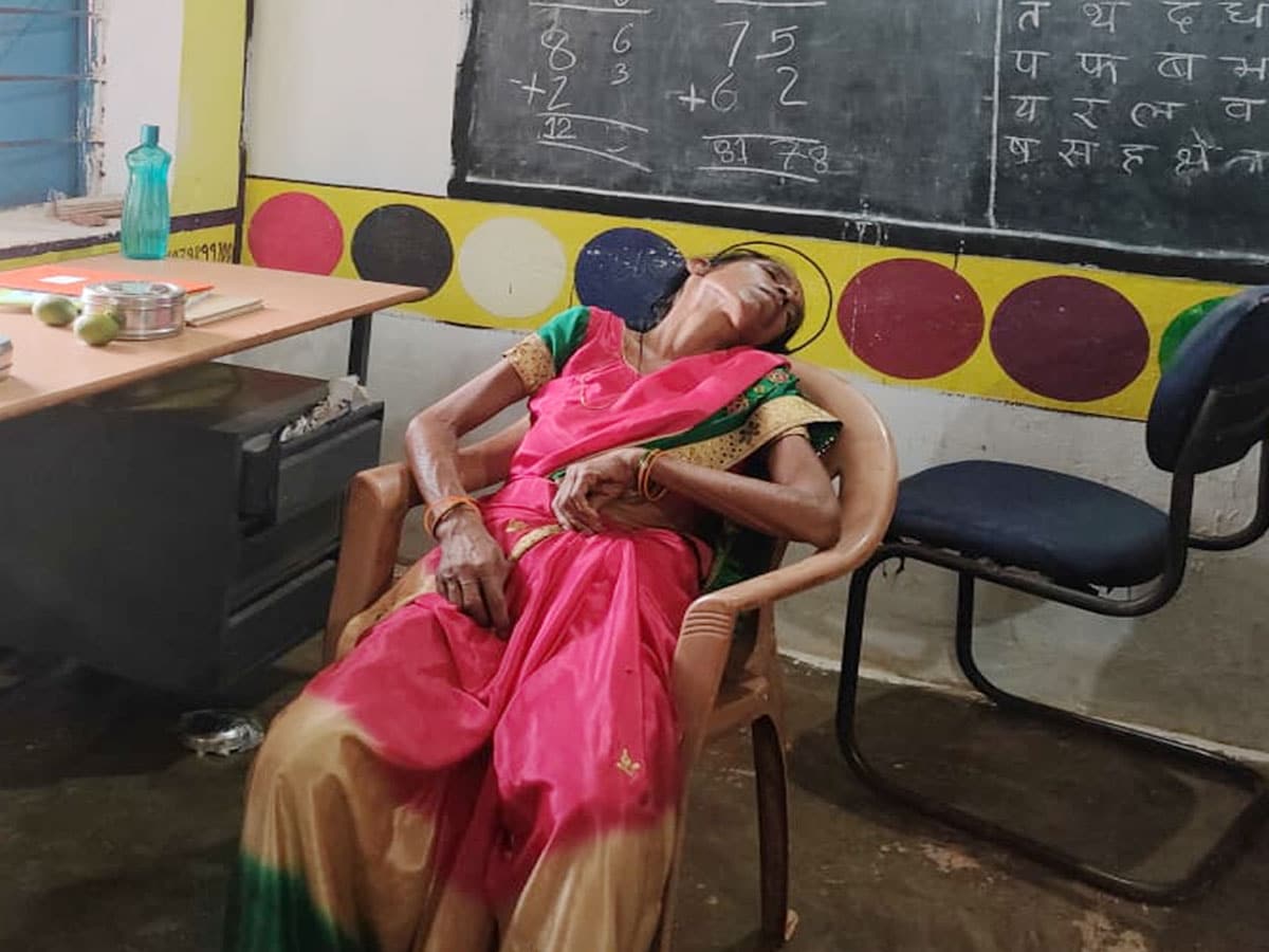 दारू पिऊन या अवस्थेत आढळली महिली शिक्षिका
