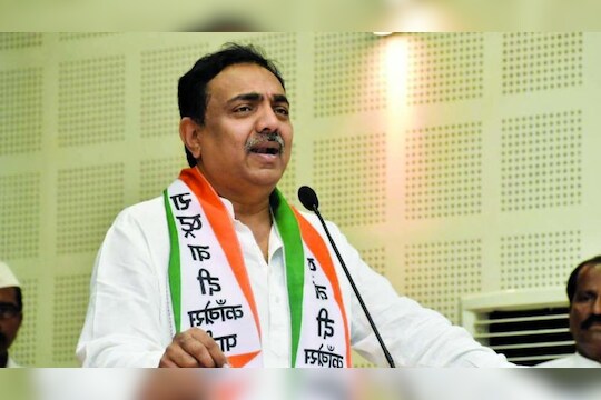 सुप्रीम कोर्टाने जर पक्ष विरोधी कारवाई करणाऱ्या आमदारांना निलंबित केलं तर शिंदे सरकार कोसळले आणि त्यानंतर 