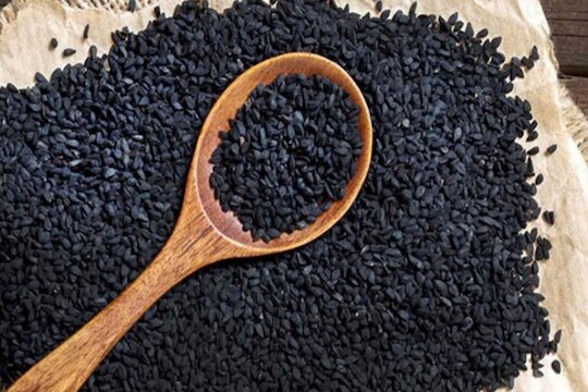 केस पांढरे होतायत? काळजी करू नका! घरातील हा पदार्थ पांढऱ्या केसांवर आहे उत्तम उपाय