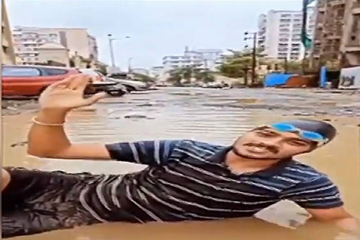 VIDEO : 'काय तो पाऊस, काय ते खड्डे, केडीएमसी ओकेमध्ये', कल्याणच्या तरुणाचा Video Viral