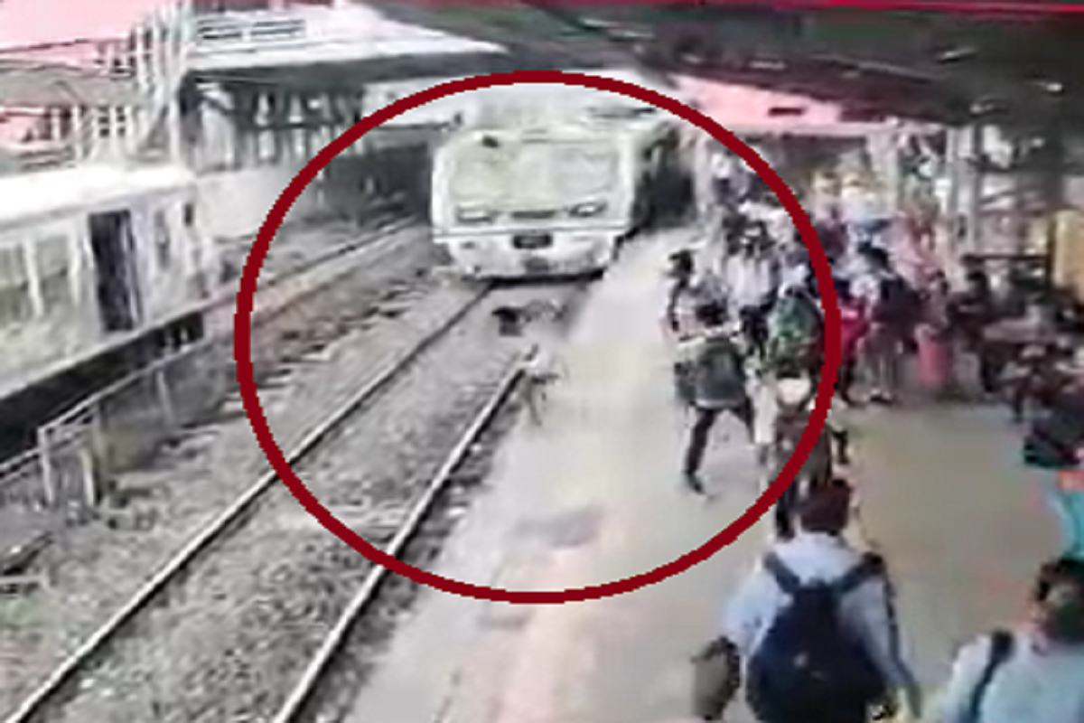 मित्रांसोबत मस्ती भोवली, तोल गेला; ट्रेनला धडक, आणि... कांदिवली रेल्वे स्थानकावरचा काळीज पिळवटून टाकणारा VIDEO