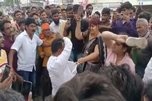 VIDEO : मुक्ताईनगरमध्ये खडसे समर्थकाला महिलांकडून प्रचंड चोप, भर चौकात गोंधळ VIDEO : मुक्ताईनगरमध्ये खडसे समर्थकाला महिलांकडून प्रचंड चोप, भर चौकात गोंधळ
