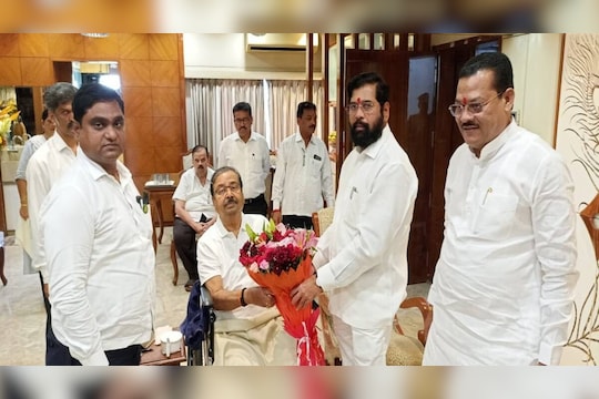 'मागच्या 11 वर्षात काय काय भोगलं?', शिंदेंकडे जातच गजानन किर्तीकरांचा ठाकरेंवर घणाघात