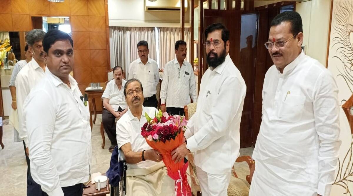 'मागच्या 11 वर्षात काय काय भोगलं?', शिंदेंकडे जातच गजानन किर्तीकरांचा ठाकरेंवर घणाघात