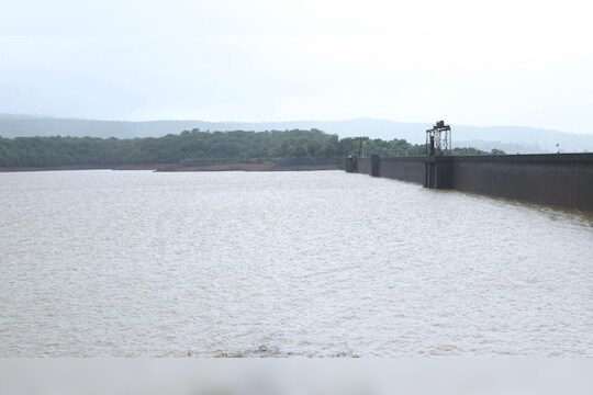Kolhapur Rain Update : कोल्हापूरमध्ये नद्यांच्या पाणी पातळीत झपाट्याने वाढ, गावांचा संपर्क तुटला, पंचगंगा इशारा पातळीकडे