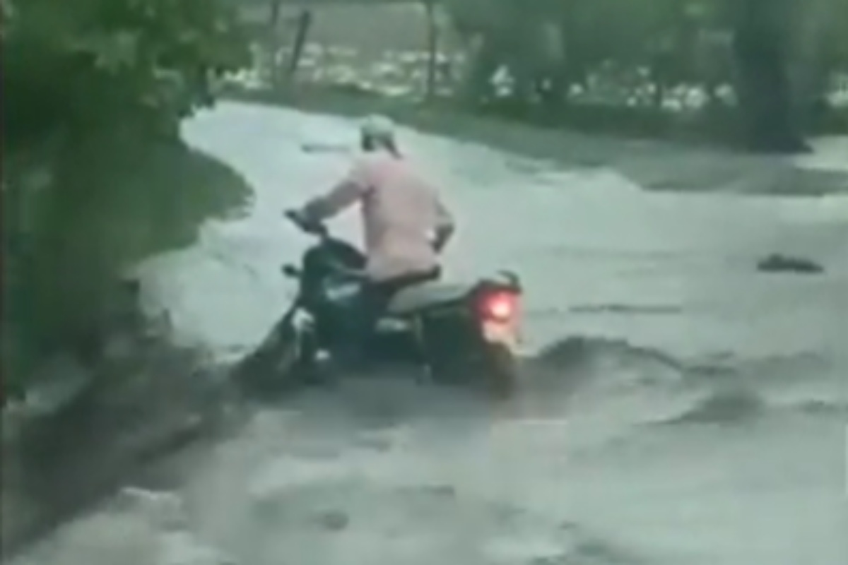 लोकं नको म्हणत असताना दुचाकी चालकाचं भलतं धाडस! पुरातील धक्कादायक Video व्हायरल