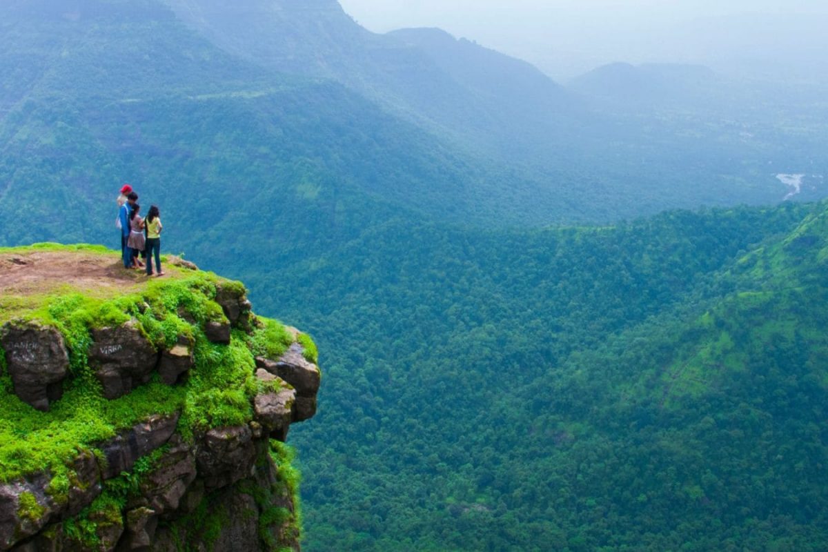 Travel Tips : मोकळ्या मनानं घ्या ट्रिपचा आनंद, कंटाळवाणा प्रवास आनंददायी बनवण्यासाठी टिप्स