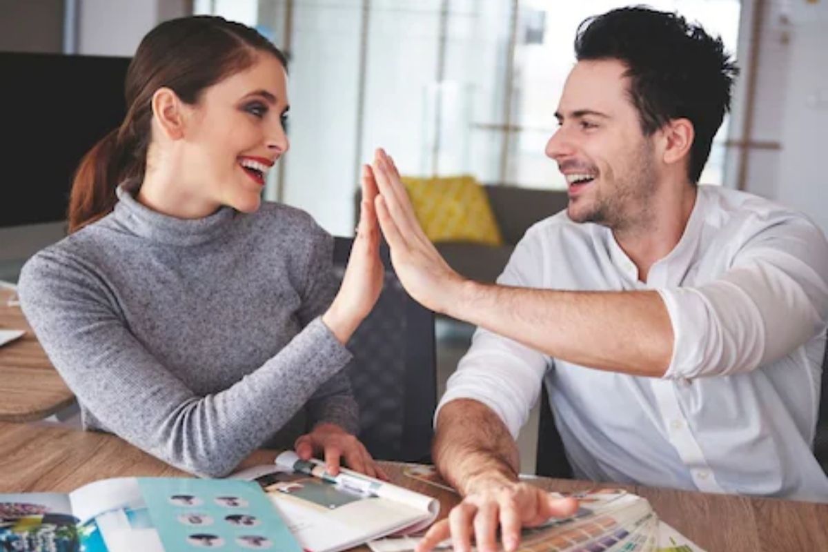 विकेंडला बाहेर जाण्याचा कंटाळा आलाय? घरीच पार्टनरसोबत असा स्पेंड करा क्वालिटी टाइम