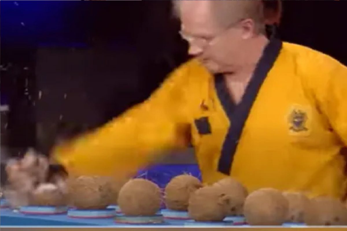 VIDEO - ये हाथ नहीं हथौड़ा है! एका मिनिटांत फोडले 148 नारळ; सहाव्यांदा मोडला स्वतःचाच World Record