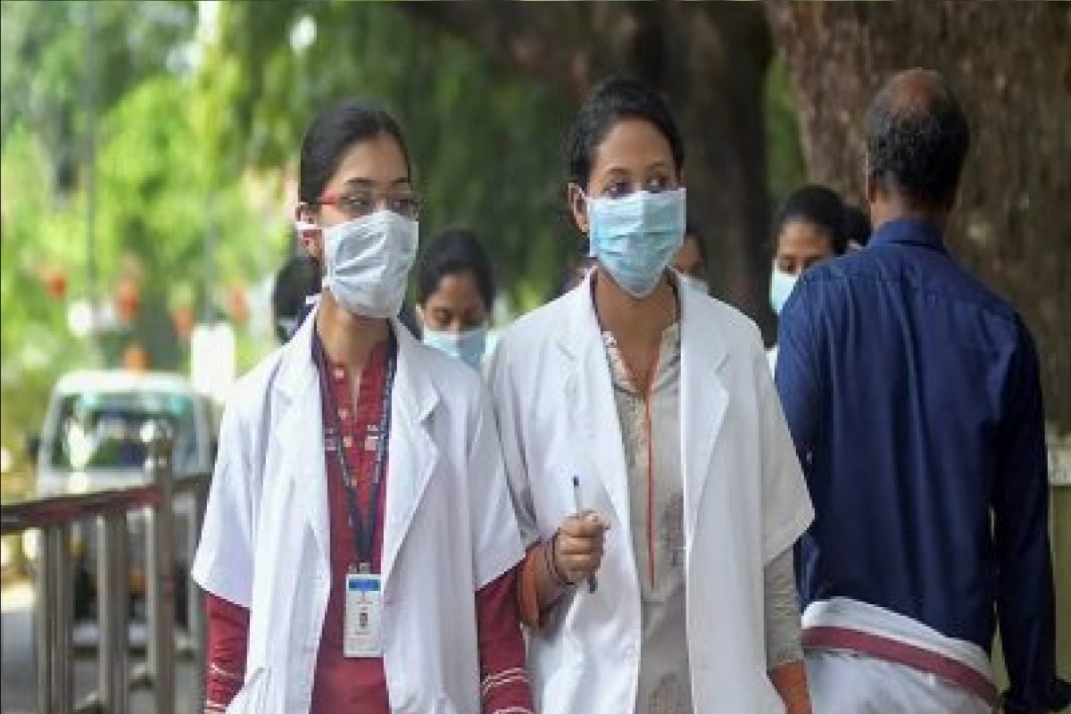 NEET शिवायही मेडिकलमध्ये बनवू शकता करिअर; लाखों रुपयात मिळेल पगार