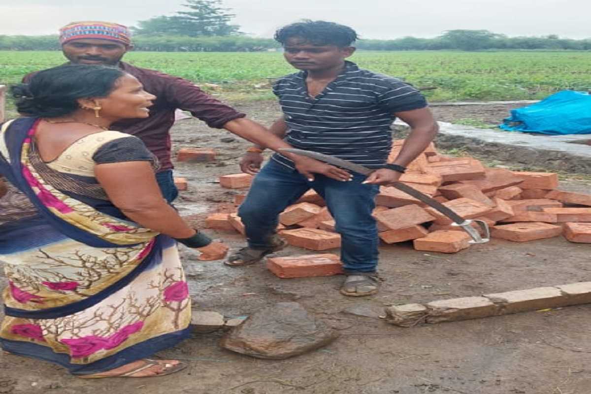 पोटच्या पोराला वाचवण्यासाठी आईने झेलला वार, पंढरपुरात तलवारीच्या हल्ल्यात महिलेचा पंजा हातावेगळा