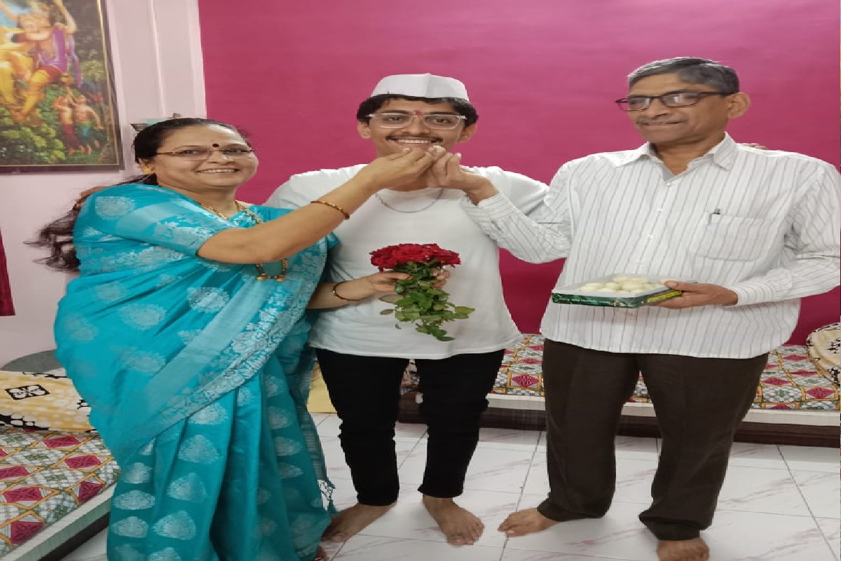 Nashik: आर्थिक परिस्थितीशी झगडत 21 व्या वर्षी CA बनलेल्या ओमकारनं सांगितला यशाचा मंत्र