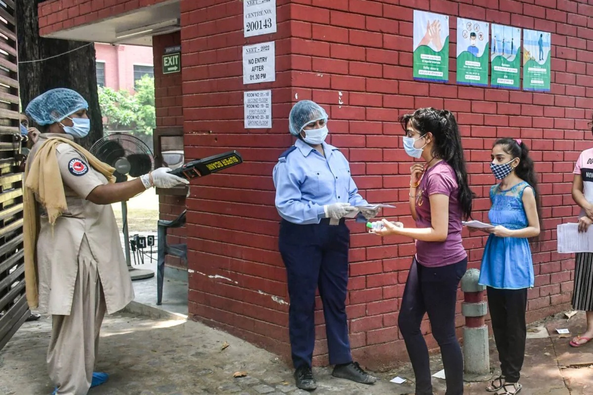 NEET परीक्षेत अतंरवस्त्रे घालायला परवानगी नाही? काय आहे खरा ड्रेसकोड? जो वादात सापडलाय