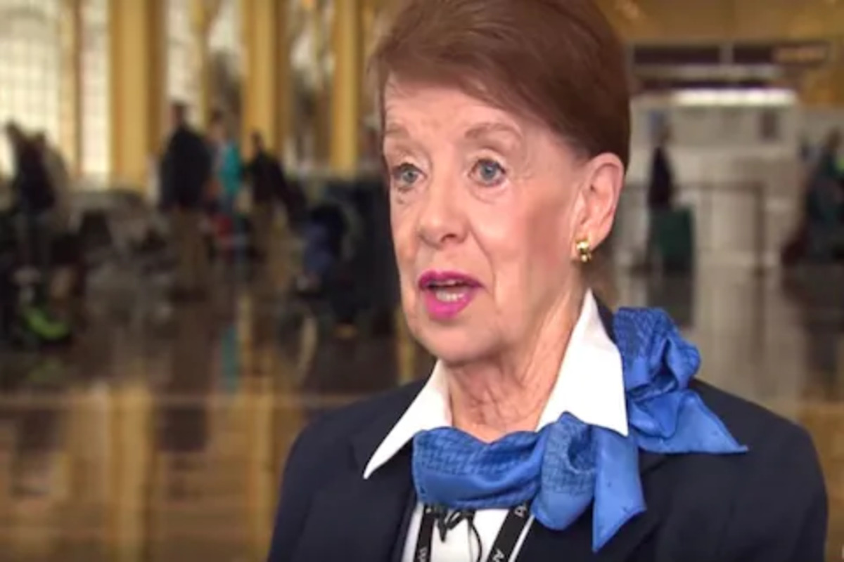 जगातील सर्वात वयोवृद्ध एअरहोस्टेसची गिनिज बुकमध्ये नोंद, या वयातही करतेय नोकरी