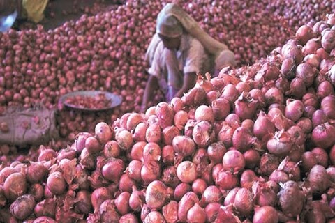 कांद्याच्या वाढलेल्या भावामुळे सर्वसामान्यांच्या आवाक्याबाहेर दर जातात. त्यामुळे अनपेक्षितपणे दर वाढू नयेत, यासाठी सरकारने कांद्याबाबत संपूर्ण आराखडा तयार केला आहे.