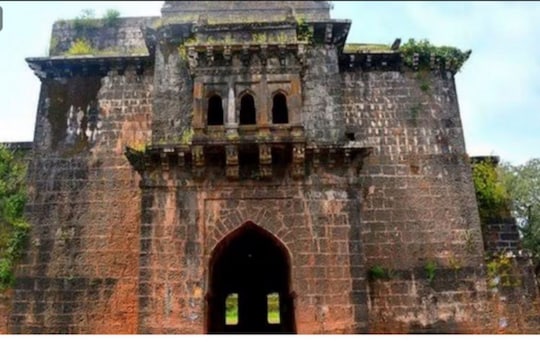 पन्हाळा गड ढासळतोय..., ऐतिहासिक ठेवा नष्ट होण्याची भीती