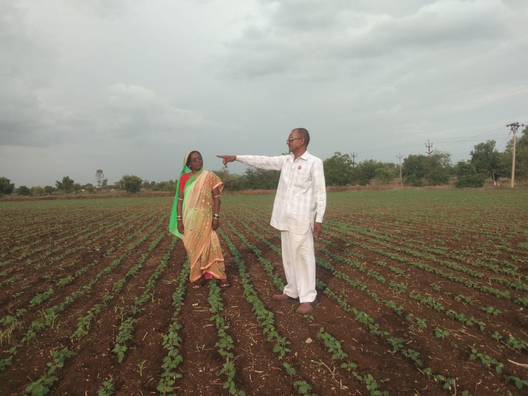 Parbhani Farmer : 'साहेब शेती परवडत नाही, हेलीकॉप्टर खरेदीसाठी कर्ज द्या!' शेतकऱ्यांने थेट बँकेत केलेल्या अजब मागणीने अधिकारीही चक्रावले