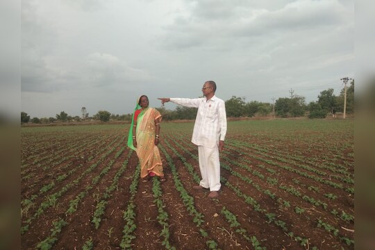 Parbhani Farmer : 'साहेब शेती परवडत नाही,  हेलीकॉप्टर खरेदीसाठी कर्ज द्या!' शेतकऱ्यांने थेट बँकेत केलेल्या अजब मागणीने अधिकारीही चक्रावले