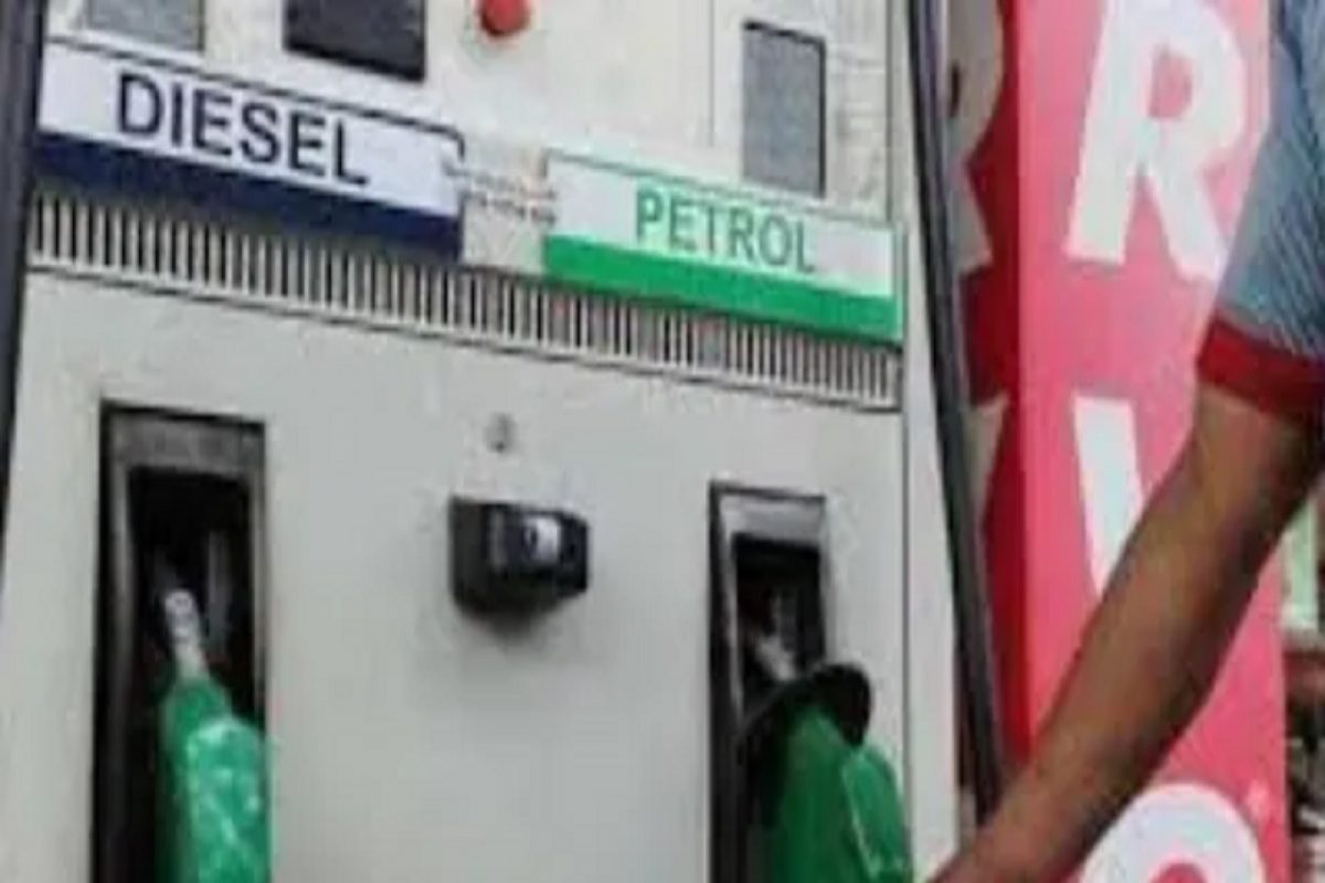 Petrol Diesel Prices: कच्च्या तेलाच्या दरात घसरण सुरुच, पेट्रोल-डिझेलच्या किमती वाढल्या की कमी झाल्या?