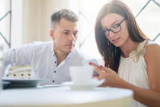 Relationship Tips : संशय घेण्याच्या स्वभावामुळे वाढू शकतं नात्यातील अंतर, असा जपा विश्वास