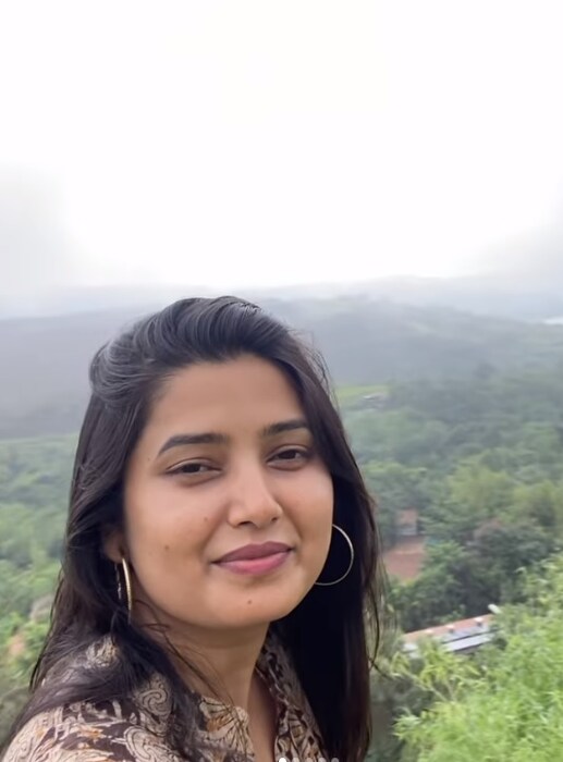 प्राजक्तानं सह्याद्रीच्या डोंगरांगेत निसर्गाचा आनंद घेत काही फोटो आणि व्हिडीओ शेअर केले आहेत.  