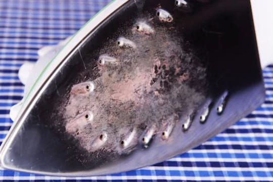 Cleaning Hack : प्रेसवर गंज आणि जळण्याची चिन्हे दिसतायत? या सोप्या घरगुती टिप्स वापरून करा स्वच्छ