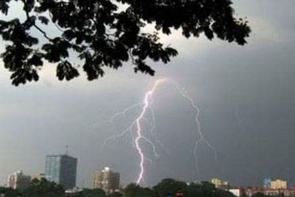 पावसाळ्यात जीवघेण्या विजा आणि वादळापासून असे करा स्वतःचे रक्षण, फॉलो करा या टिप्स