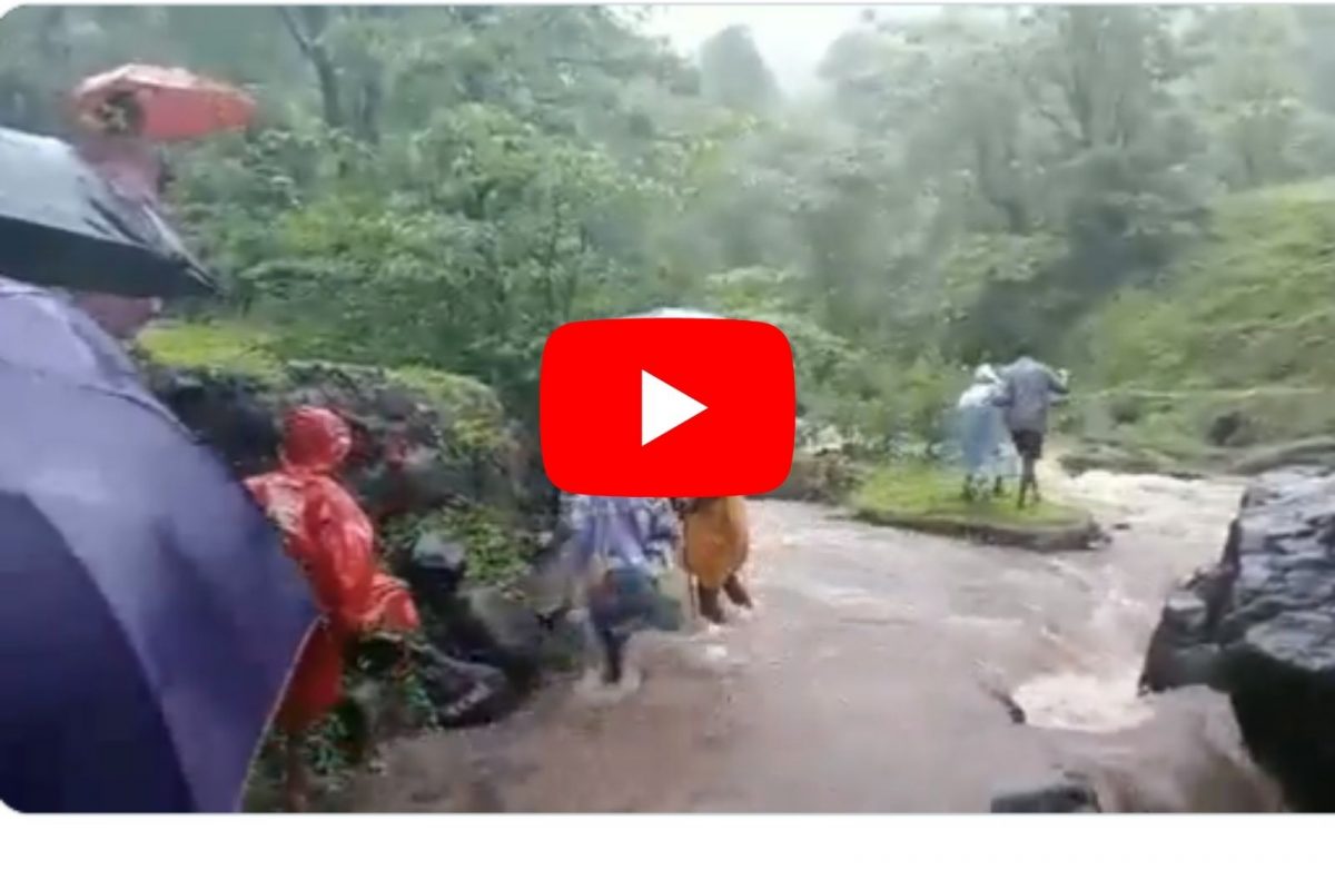 Video : सत्ता बदलली, परंतू राज्यातील हे चित्र कधी बदलणार? पूर परिस्थितीत शाळेत जाण्यासाठी विद्यार्थ्यांचा धोकादायक प्रवास