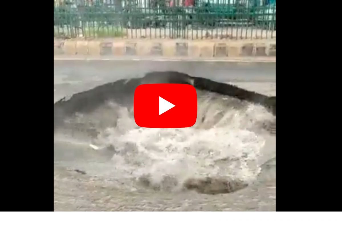 गुजरात मॉडेल बुडालं, अख्खा रस्ता खचून मार्गावर पाण्याने भरलेलं तळचं; पावसाचा धक्कादायक Video