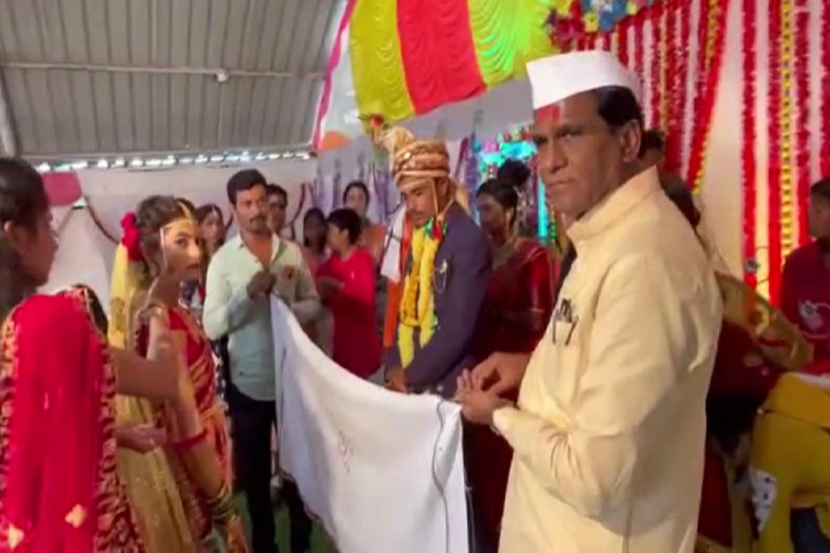 ...आणि कार्यकर्त्याच्या लग्नात दानवे बनले मामा, हाती घेतला अंतरपाट, Exclusive व्हिडिओ News18 लोकमतच्या हाती