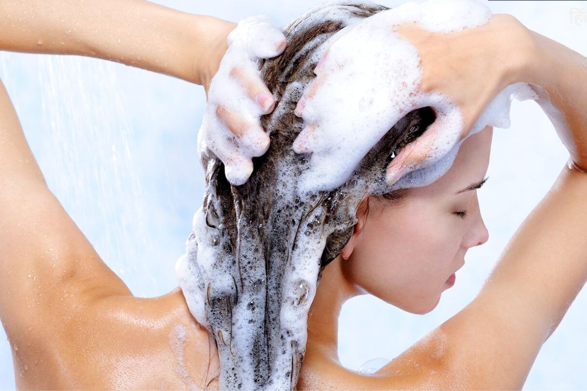 Hair Care Tips : रिव्हर्स हेअर वॉशिंग म्हणजे काय? केसांसाठी फायद्याचे असते की नाही?