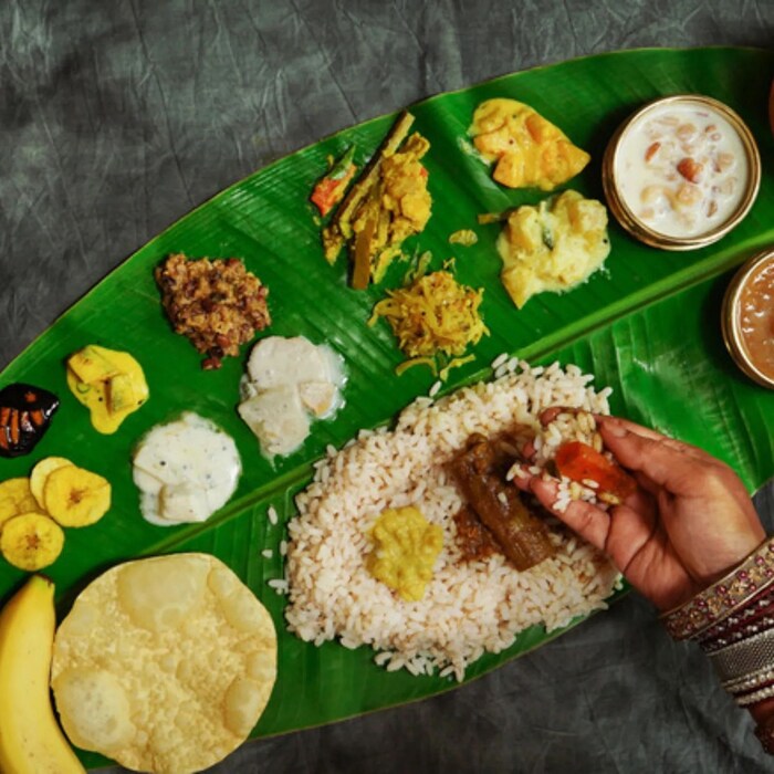 ई टाइम्सने दिलेल्या माहितीनुसार, वास्तुशास्त्रामध्ये असे सांगितले गेले आहे की, जेवणाची खोली नेहमी घराच्या पश्चिम दिशेला असावी. ही दिशा शुभ आणि लाभदायक मानली जाते आणि जेव्हा लोक या दिशेला जेवतात तेव्हा आरोग्य चांगले राहते आणि अन्न आणि इतर मौल्यवान वस्तूंची कमतरता भासत नाही.
