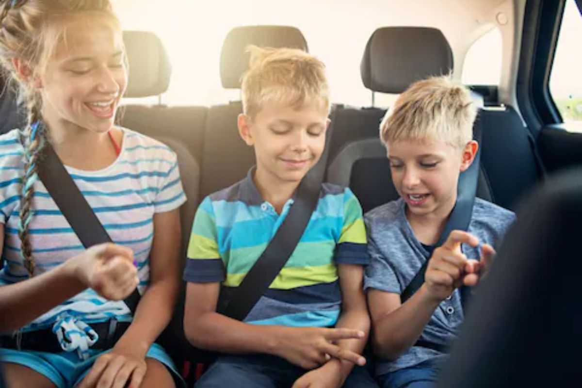 Travel Tips : रोड ट्रीपमध्ये मुलांसोबत खेळा 'हे' इंटरेस्टिंग गेम्स, मुलं स्मार्टफोनही विसरतील