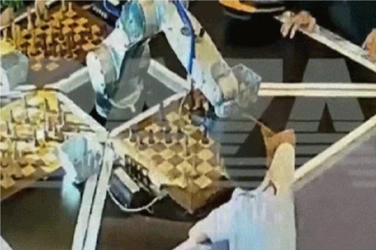 Robot Broke Boy Finger Video : सोंगटीला हात लावताच रोबोटने तोडलं चिमुकल्याचं बोट; Chess Match चा भयंकर VIDEO