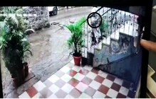 नर्स असल्याचे भासवून एक दिवसाच्या चिमुरड्याचे अपहरण, घटना सीसीटीव्हीत कैद नर्स असल्याचे भासवून एक दिवसाच्या चिमुरड्याचे अपहरण, घटना सीसीटीव्हीत कैद