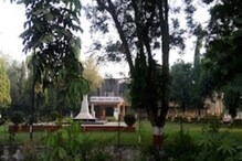 तो पुष्पा कोण? चोरट्यांचे पोलिसांना थेट आव्हान पोलीस मुख्यालयातीलच चंदन चोरले तो पुष्पा कोण? चोरट्यांचे पोलिसांना थेट आव्हान पोलीस मुख्यालयातीलच चंदन चोरले